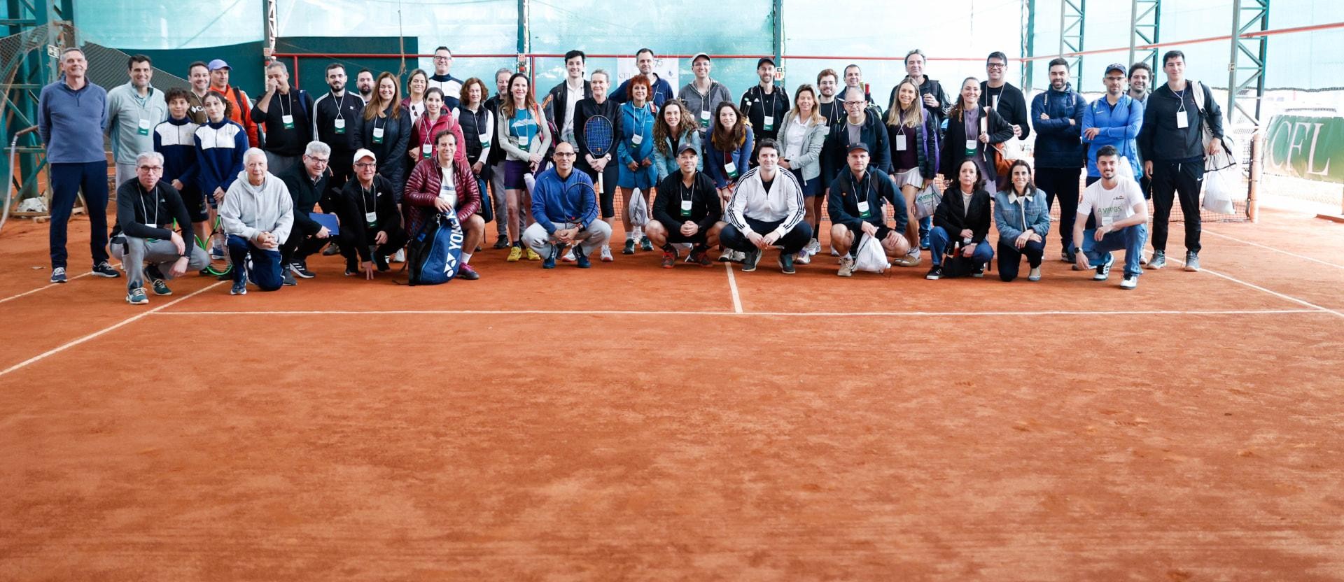 Atletas da Tennis Cup Porto Alegre reunidos em quadra